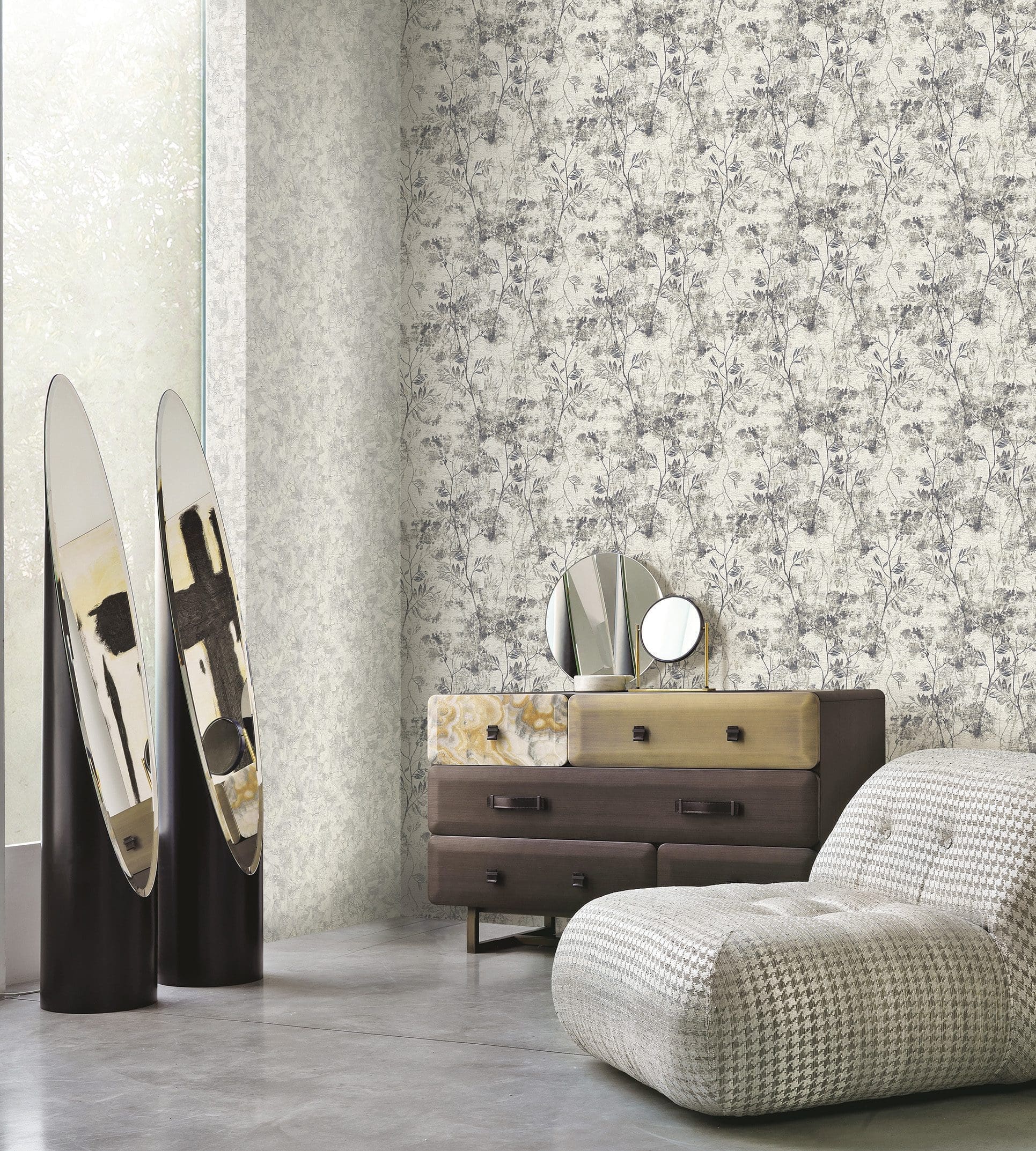 Patterned wall finish in a furnished interior